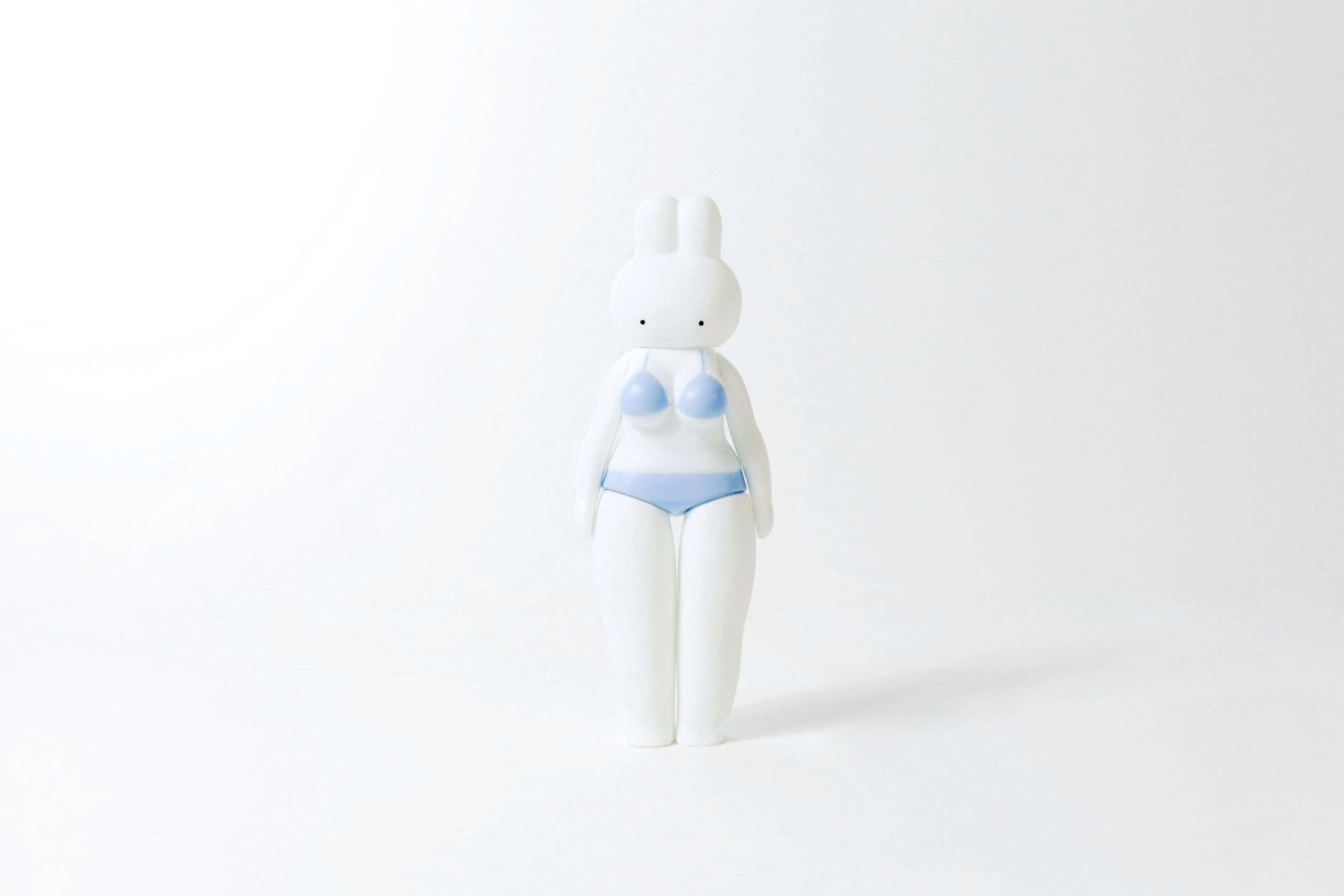 femme fatale 頓知気さきなのソフビ「コンプライアンスウサギ」が