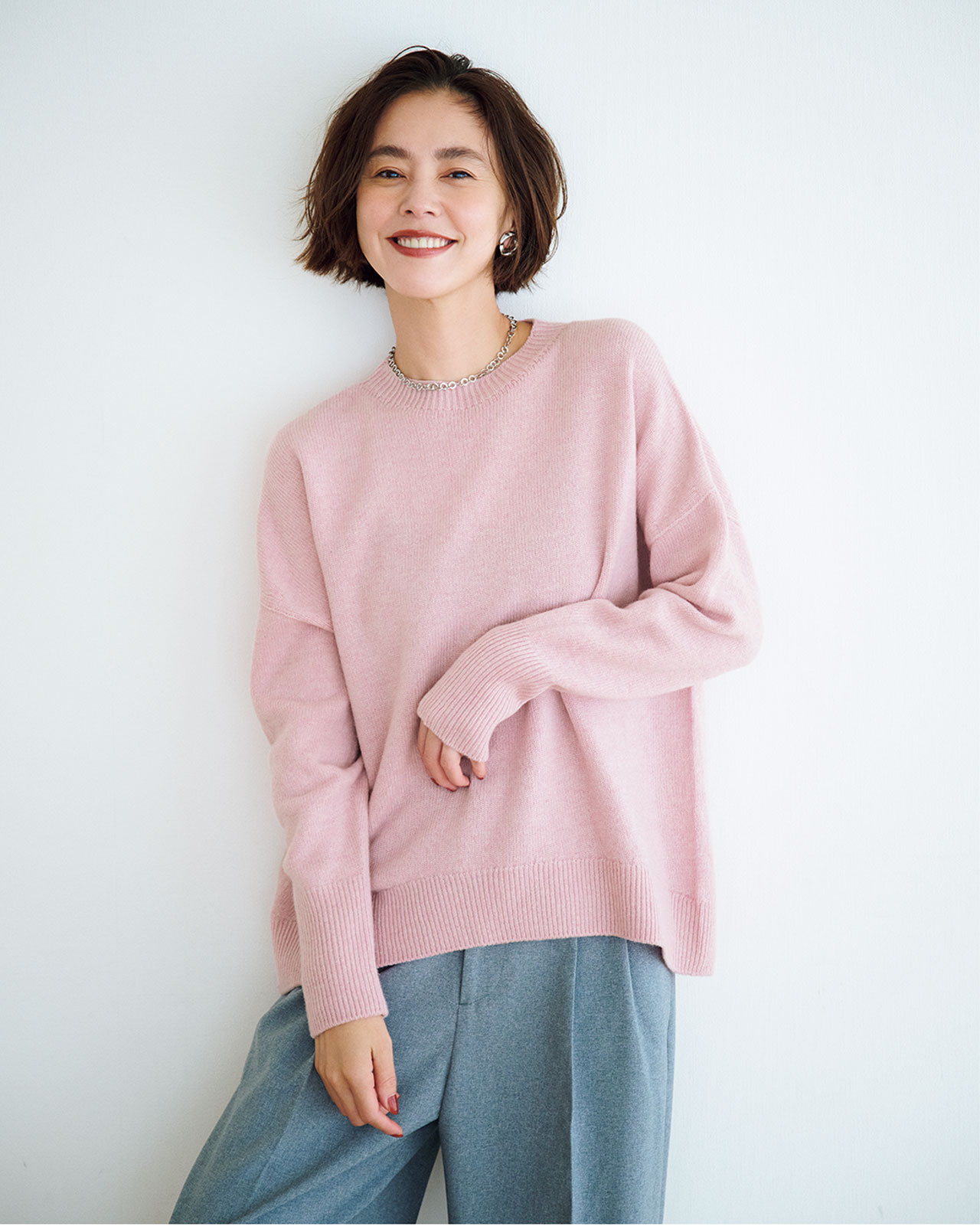 大人気ニットにピンクとネイビーの新色が登場！計算された美フォルムと