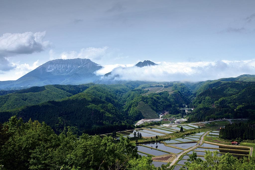 さまざまな表情をもつ霊峰に美しい雲が湧き上がる（鳥取県／岡山県