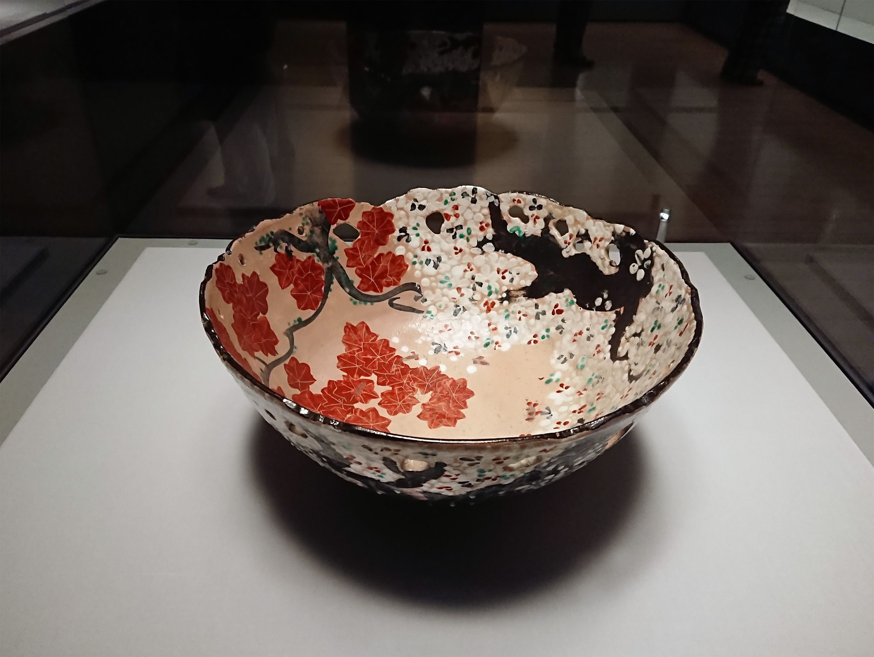 野々村仁清： 色絵鶴香合｜尾形乾山： 白泥染付金彩薄文蓋物｜蒔絵と