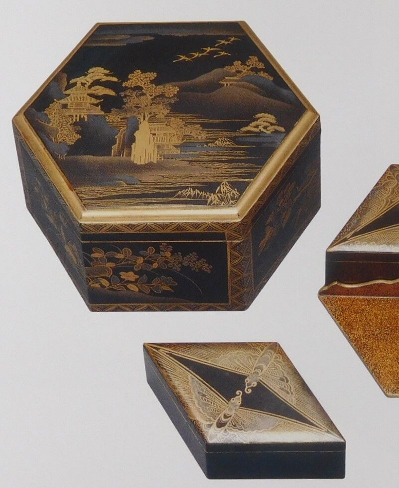 楼閣山水蒔絵六角箱 通番18 MR380．42 ギメ美術館 : サロン
