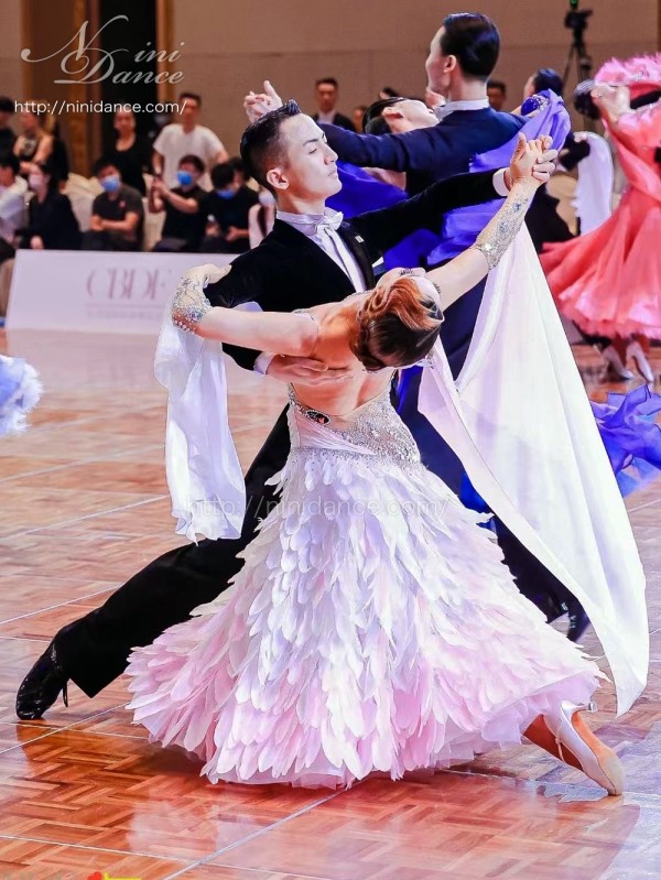 D929白鳥のような桜白グラデーションの羽根裾モダンドレス : 社交