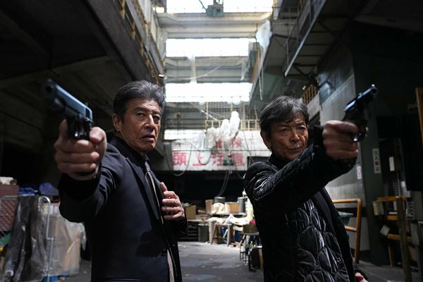 帰ってきた あぶない刑事』舘ひろしと柴田恭兵が永遠不滅の、ショー