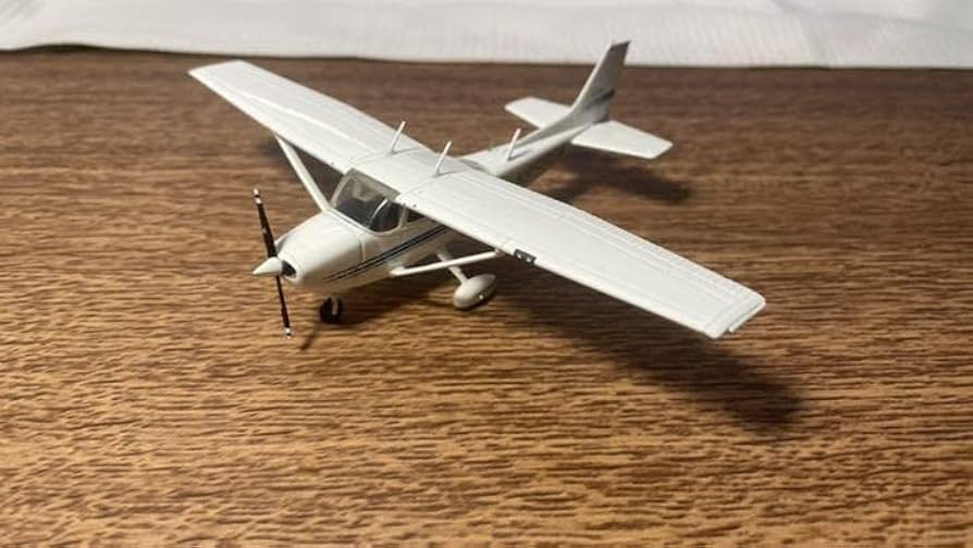 Amazon | 飛行機 模型 セスナC172 ダイキャストモデル | プラモデル 通販