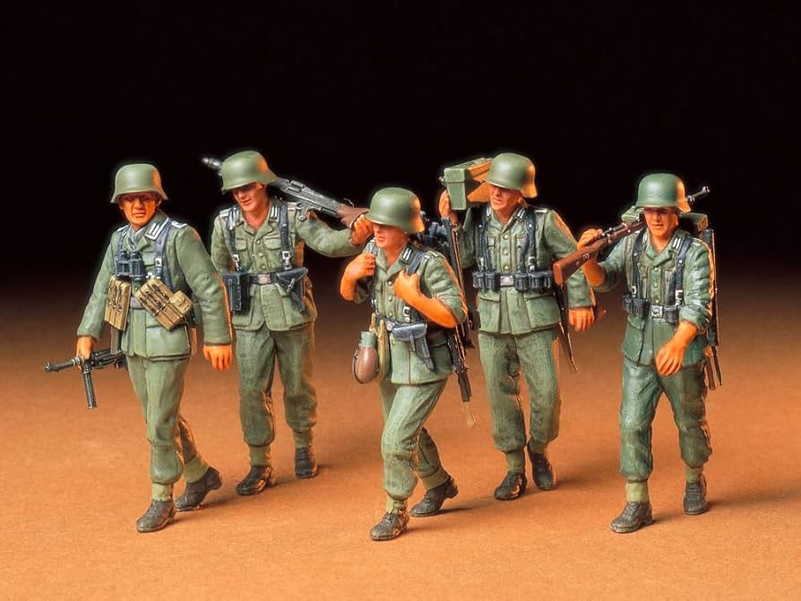Amazon.com: Tamiya 300035184 1:35 WWII Figurine Set, Machine Gun