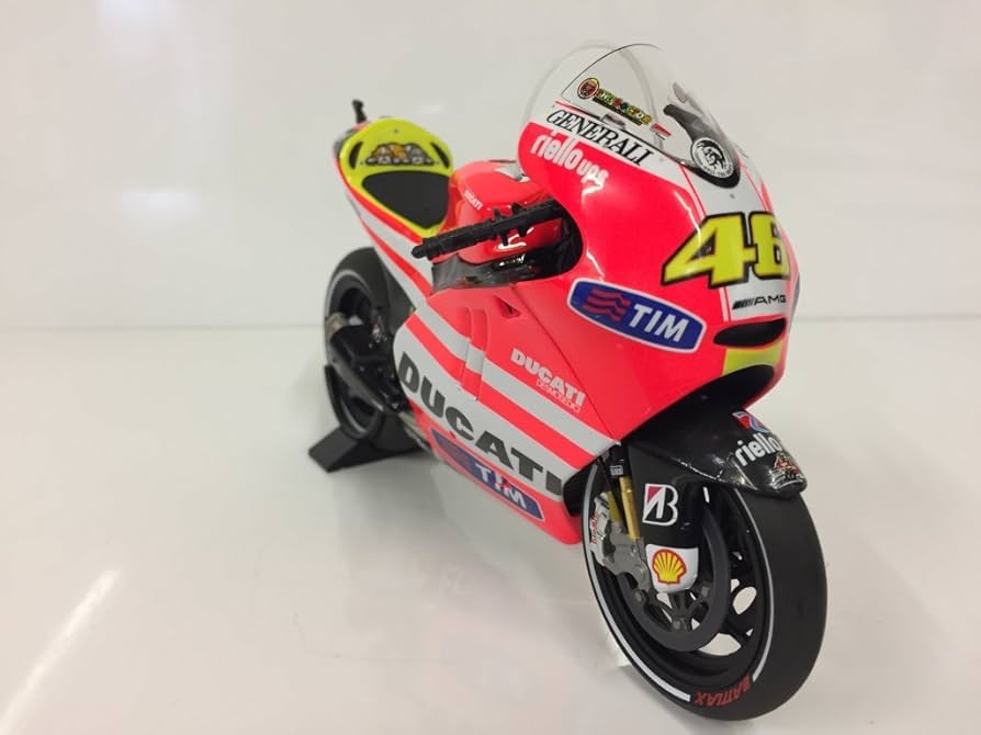 Amazon.com: Minichamps 122111046 1:12 Ducati GP 11.1 - Valentino