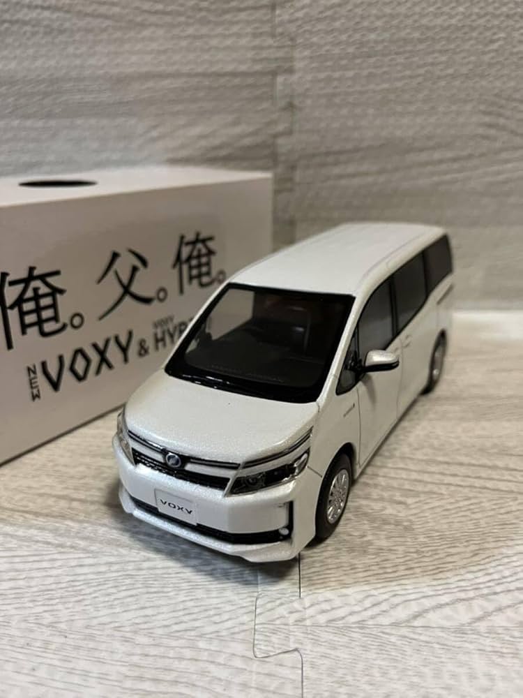Amazon | 1/30 ミニカー 新型ヴォクシー ハイブリッド VOXY 80系 前期