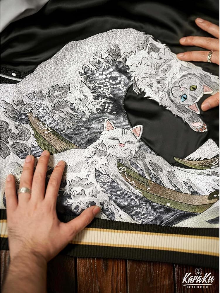 Amazon | [karaku] 横須賀「神奈川沖浪裏と波乗り猫」浮世絵刺繡入り