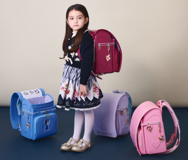 開けても閉めてもアリスの世界がいっぱい拡がるランドセル。付け替え