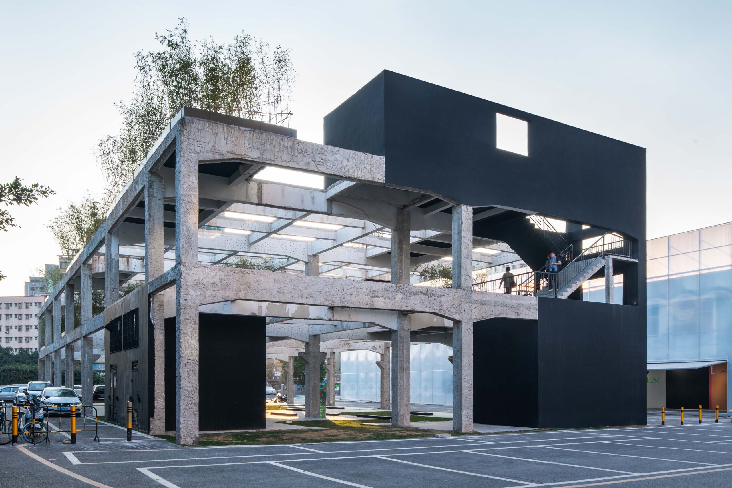 廃墟をめぐる立体的な庭園!?ARシティオフィスが設計した荒廃した都市型