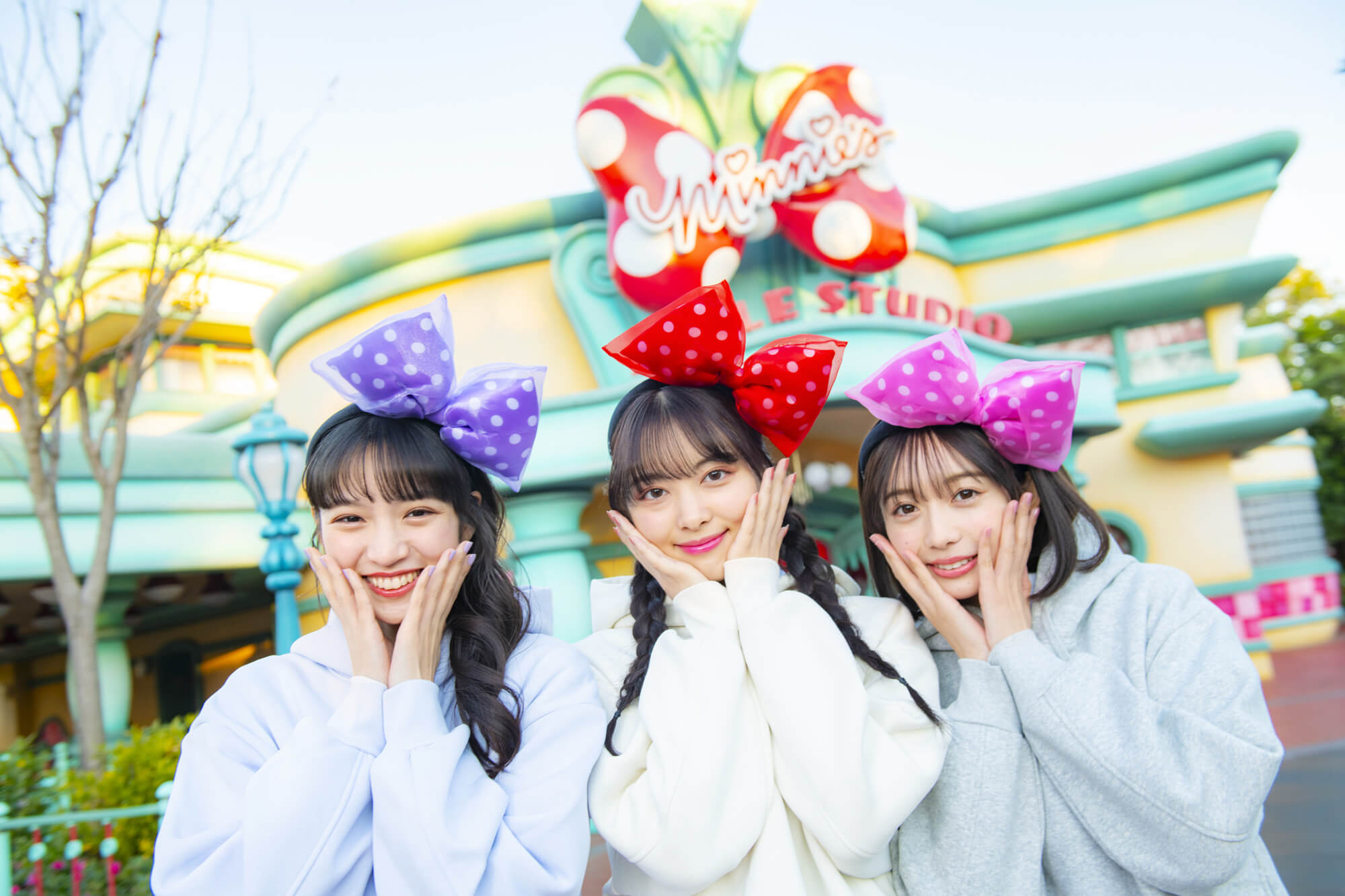 ミニーのビッグリボンのカチューシャ ポルカドットの3カラーで発売