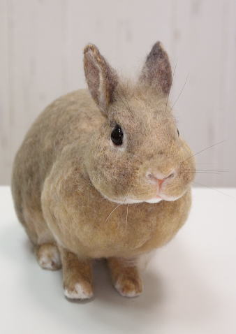 棚からうさもち ／大きな羊毛うさぎ・お座りポーズ（ブラウンカラー