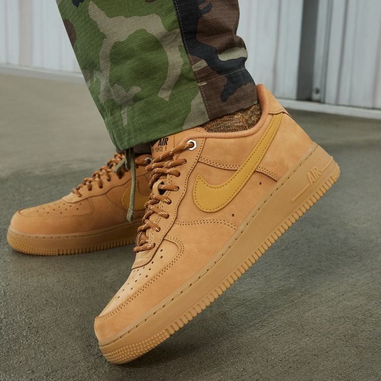 NIKE C/O NIKE WMNS AIR FORCE 1 '07 WB フラックス/ウィートガム