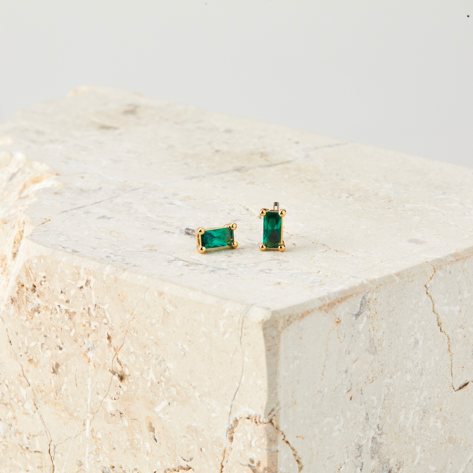 Honesty Gold Rectangle Green｜Baqless 日本公式サイト