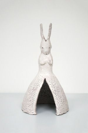ヴァンジ彫刻庭園美術館で、イケムラレイコのうさぎが美術館と庭園を
