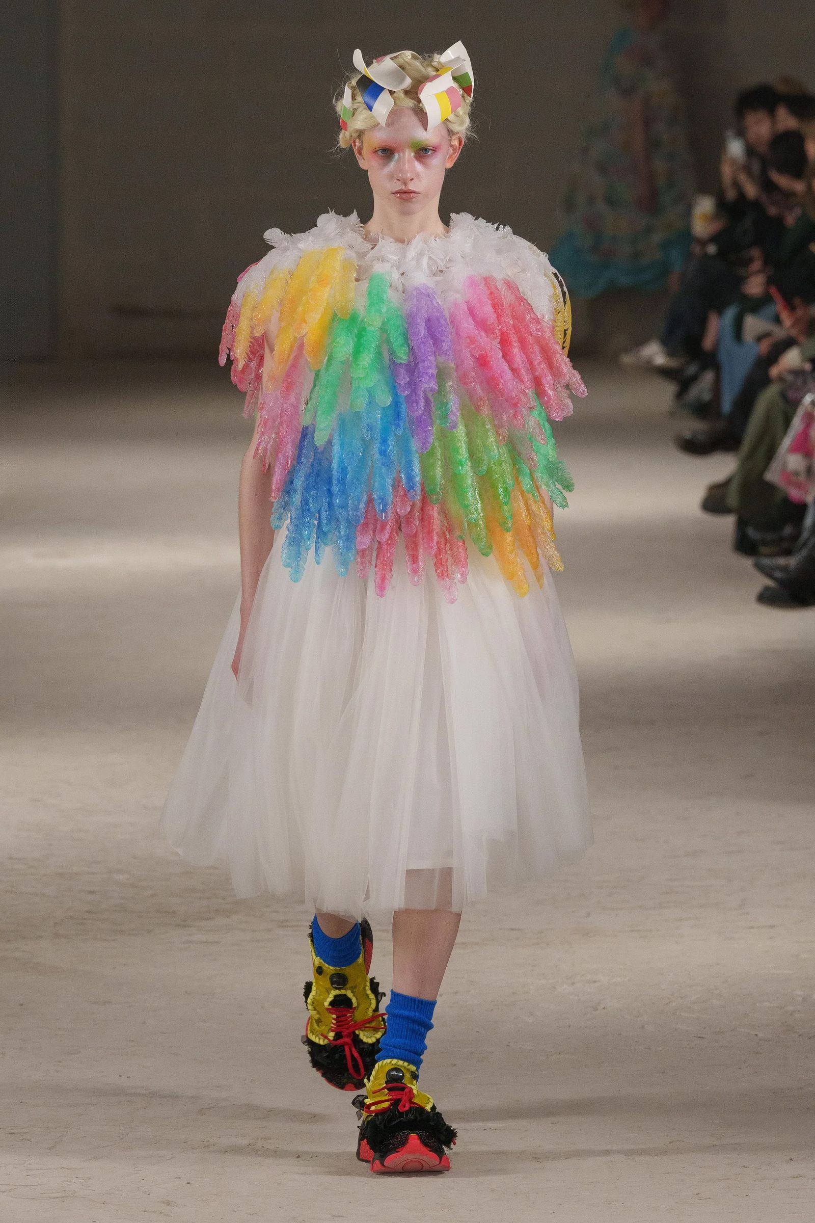 ノワール ケイ ニノミヤ、ファッションの高揚感をプレイフルな光の反射