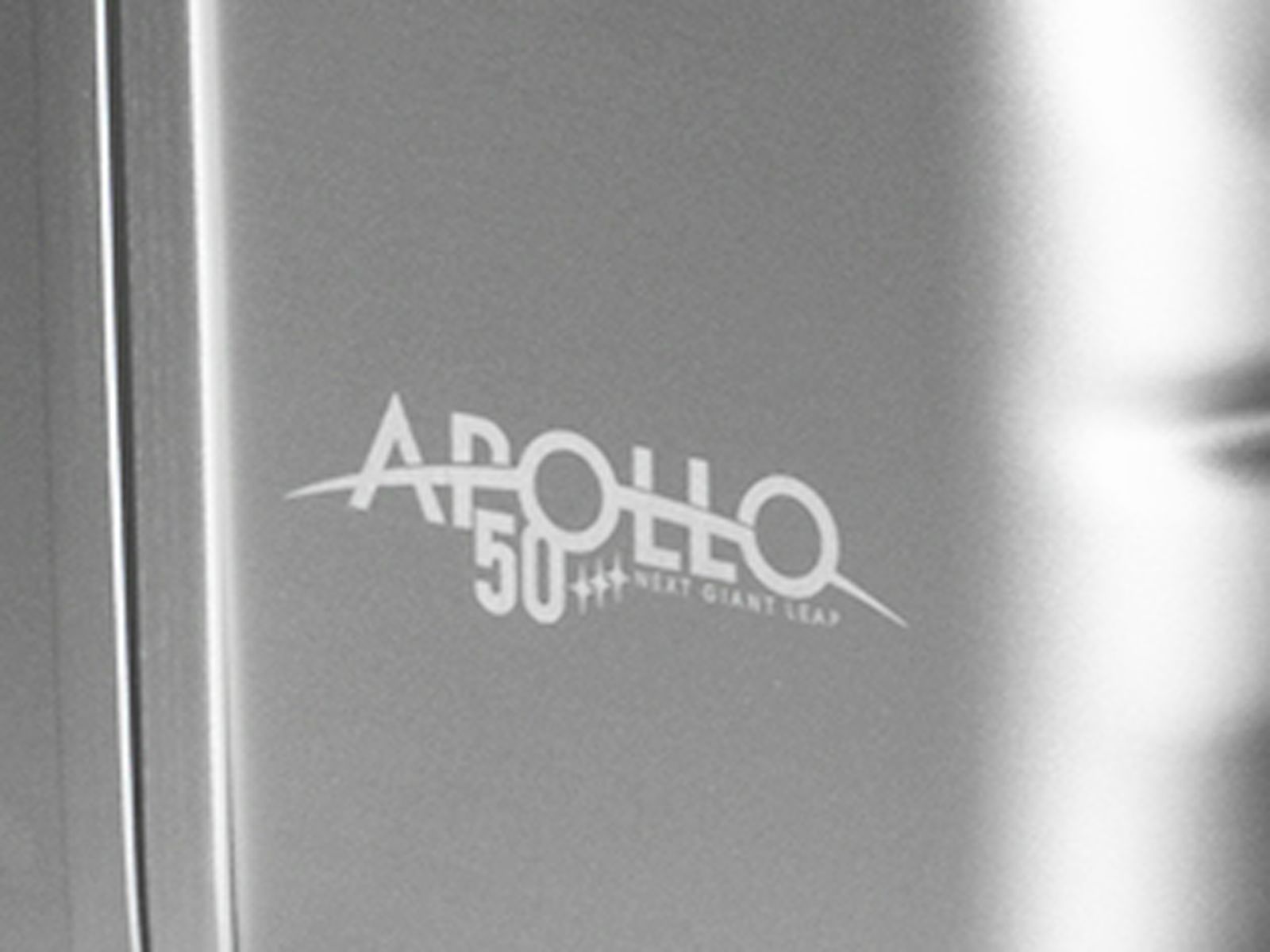 NASAの刻印入り アポロ11号の月面着陸50周年を記念したケースが発売