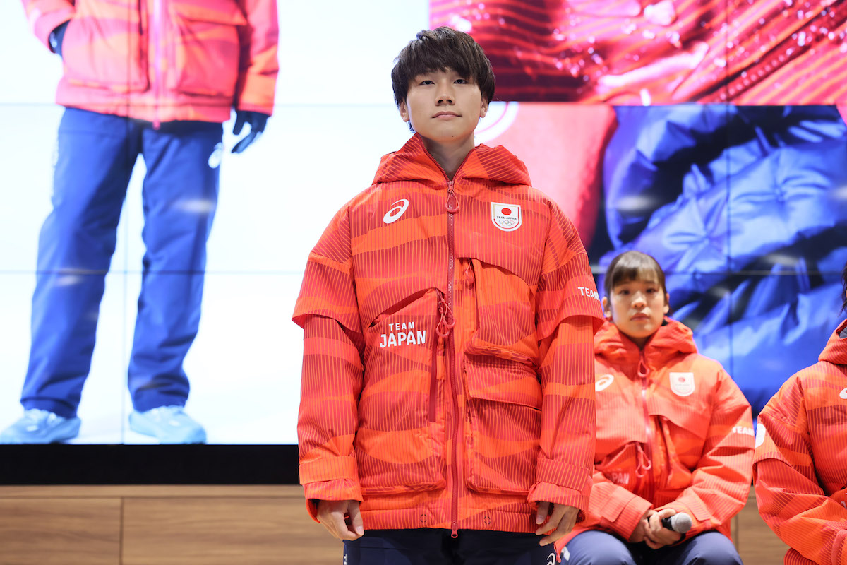 アシックス」がミラノ冬季五輪の日本代表公式ウエアを発表 流水文様に