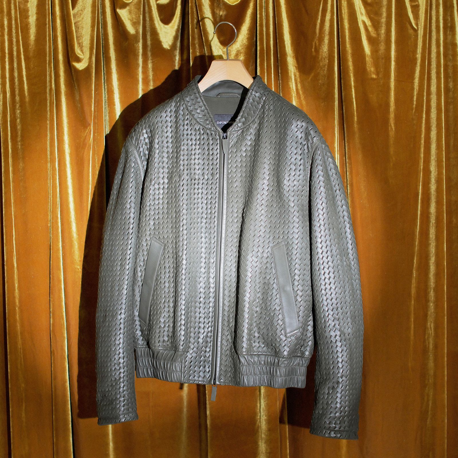 軽やかなレザーで、力強さを内包させたエンポリオ アルマーニ──特集