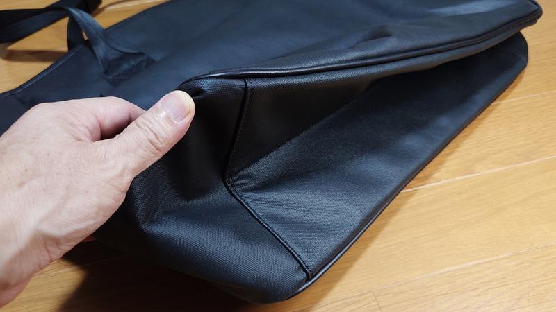 色褪せない高耐久素材を採用。機能的で使い勝手のいいトートバッグが