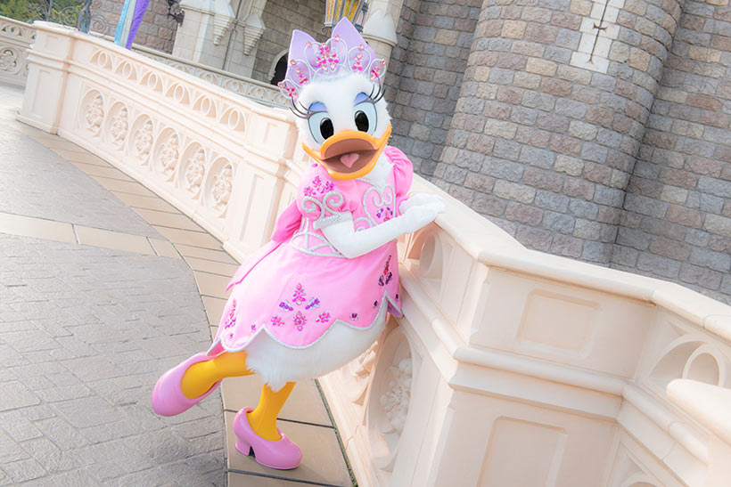 公式】今日は、デイジーのスクリーンデビューの日！｜東京ディズニー