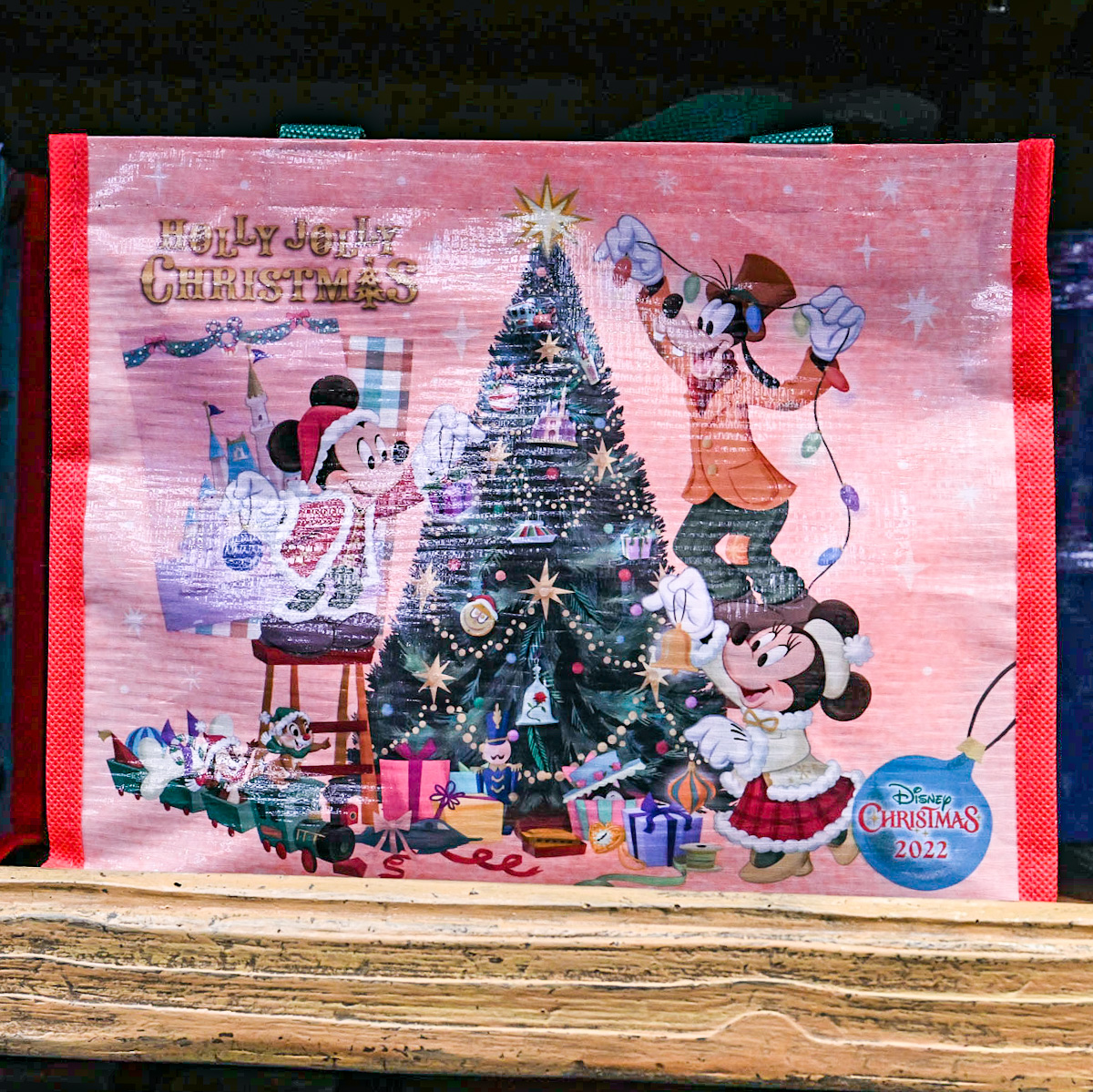 ツリーの飾り付けをするミッキーマウスたち！東京ディズニーリゾート