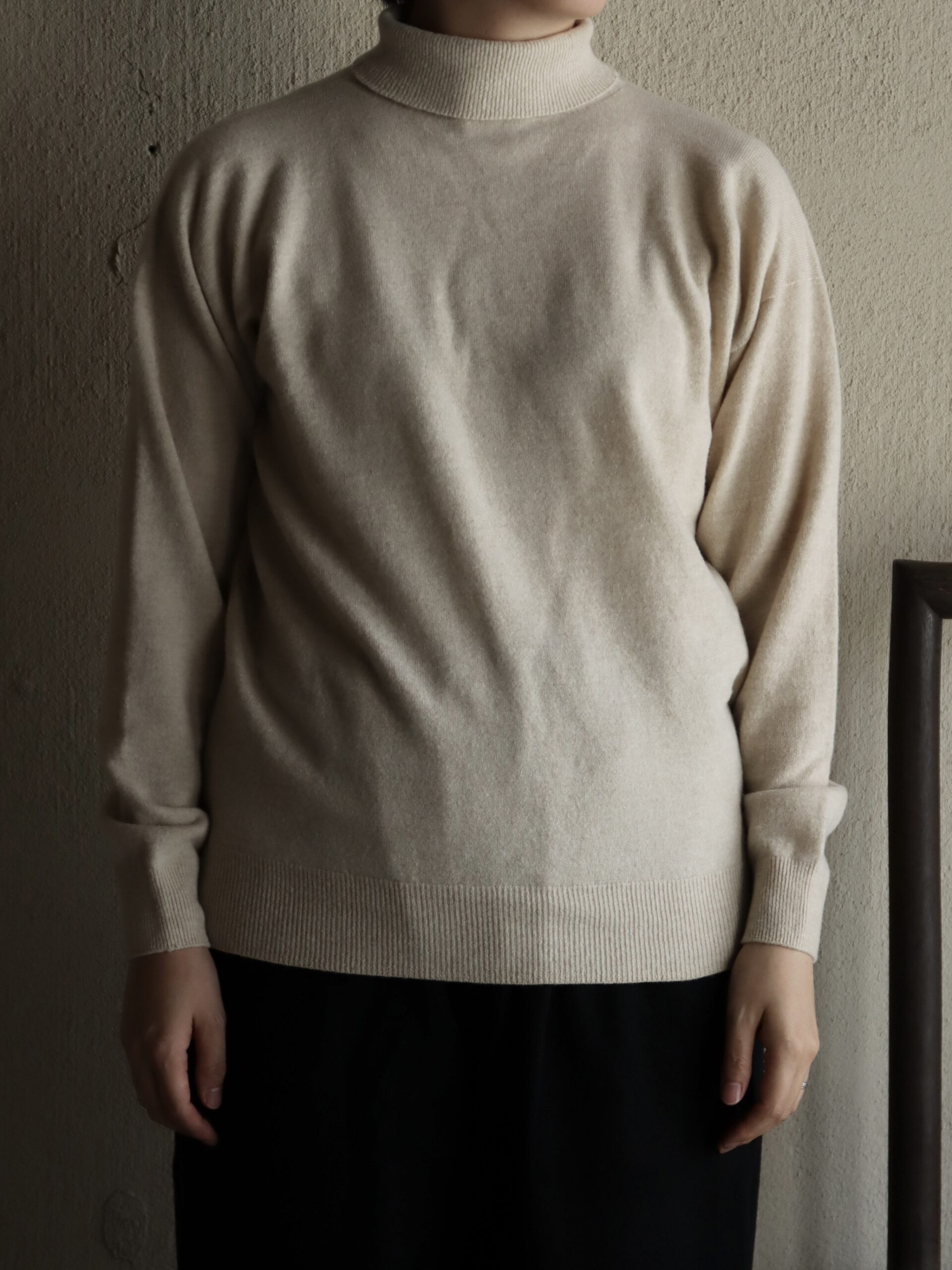 ウルグアイウールタートルセーター 薄々茶 （UNISEX）−KN-21− | mienisi