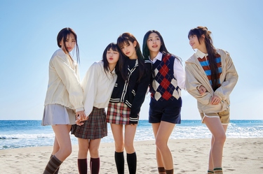 NewJeansが『Get Up』から新曲“New Jeans”のMVを公開 パワーパフ