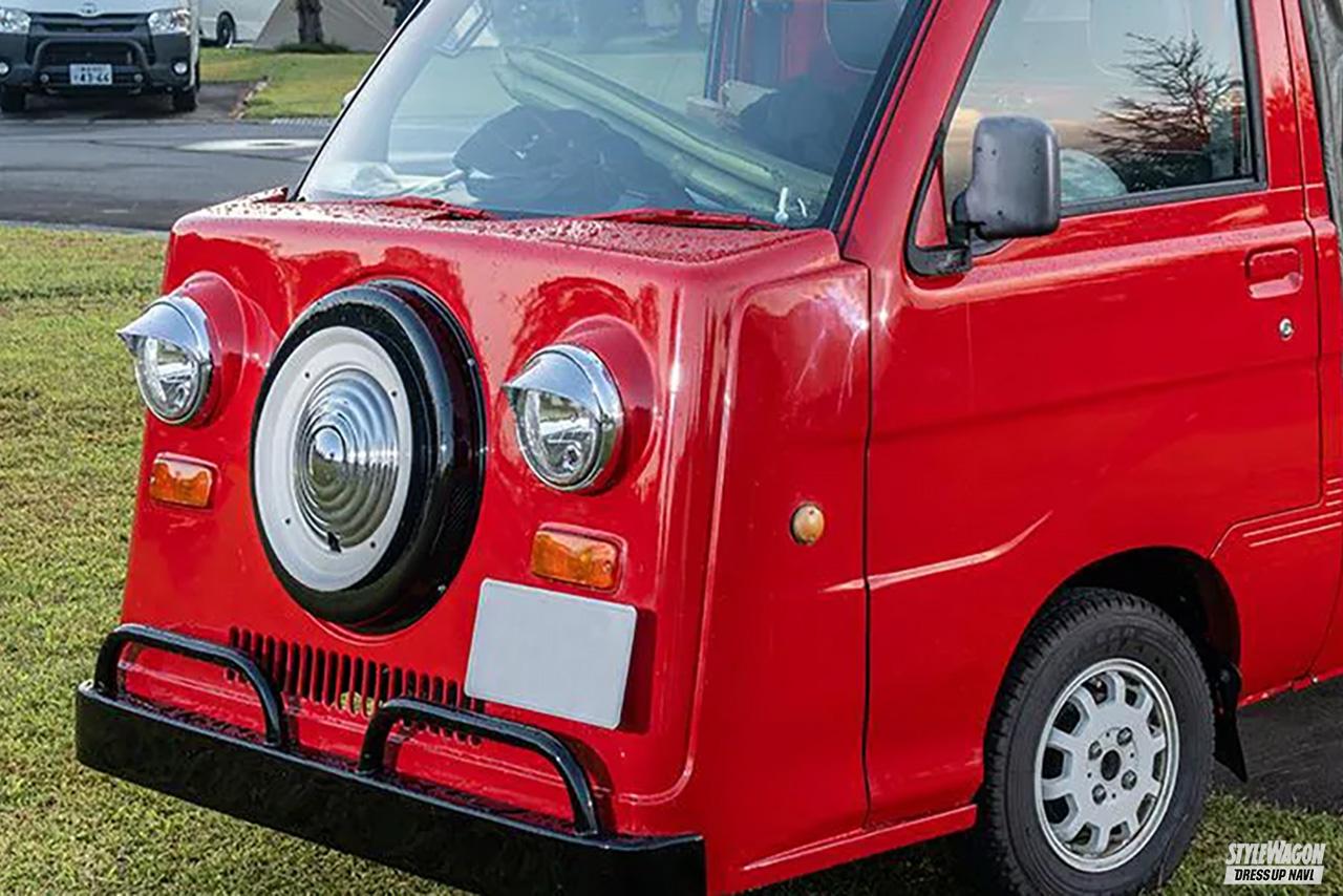 ベース車は!? 三輪ワゴンを牽引したフランス風屋台は、フロントマスク