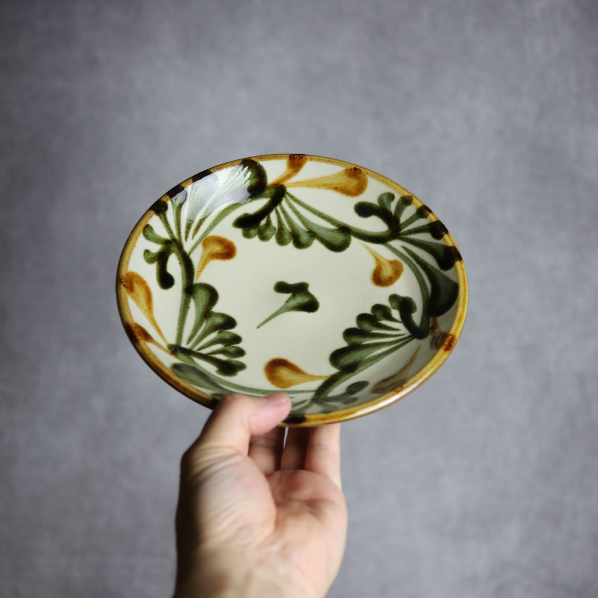 6寸皿 黒呉須 唐草 やちむん 陶器 陶眞窯｜陶眞窯｜やちむん 陶器 琉球