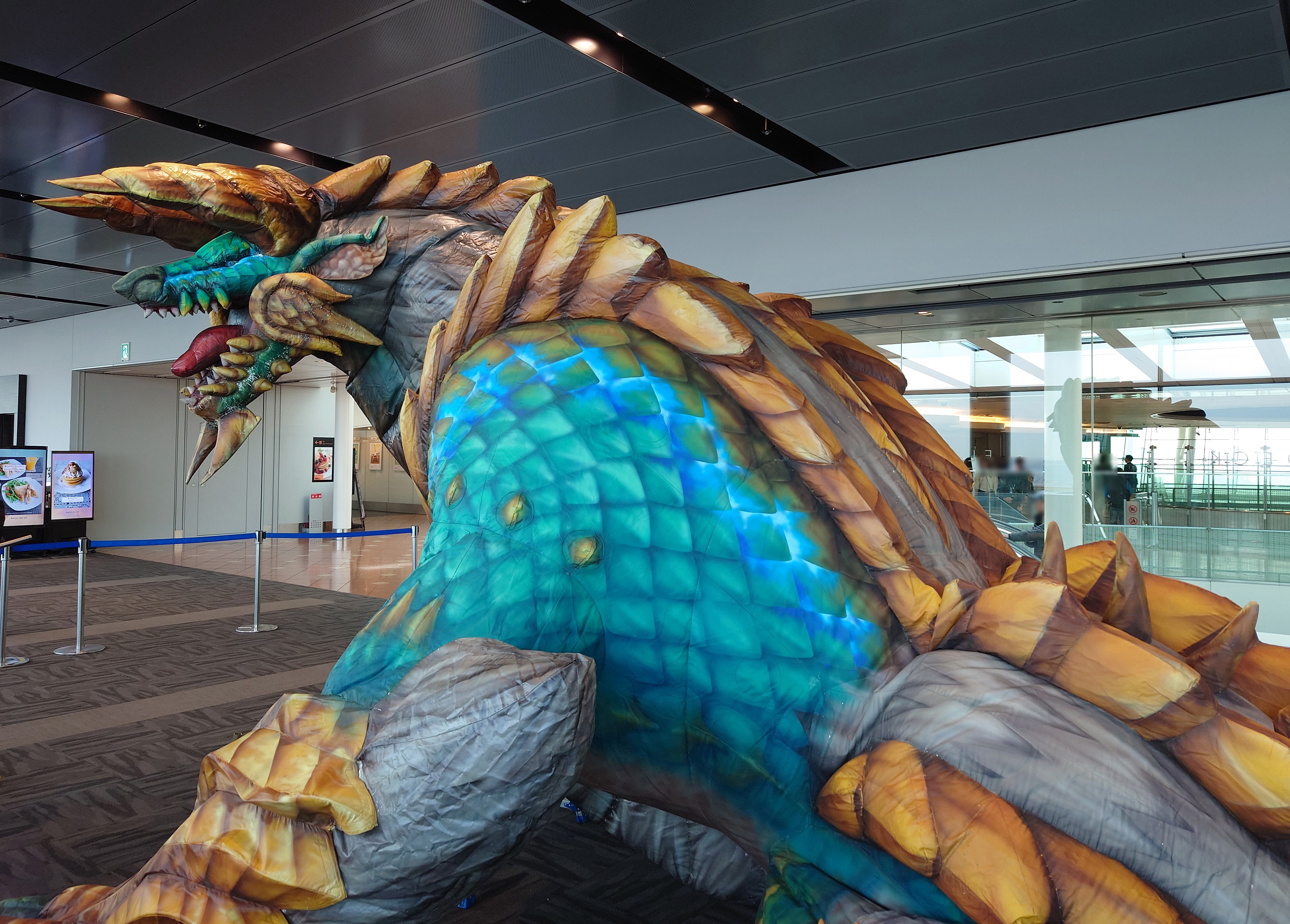 カプコンストア」が羽田空港に期間限定オープン。全長10メートルの