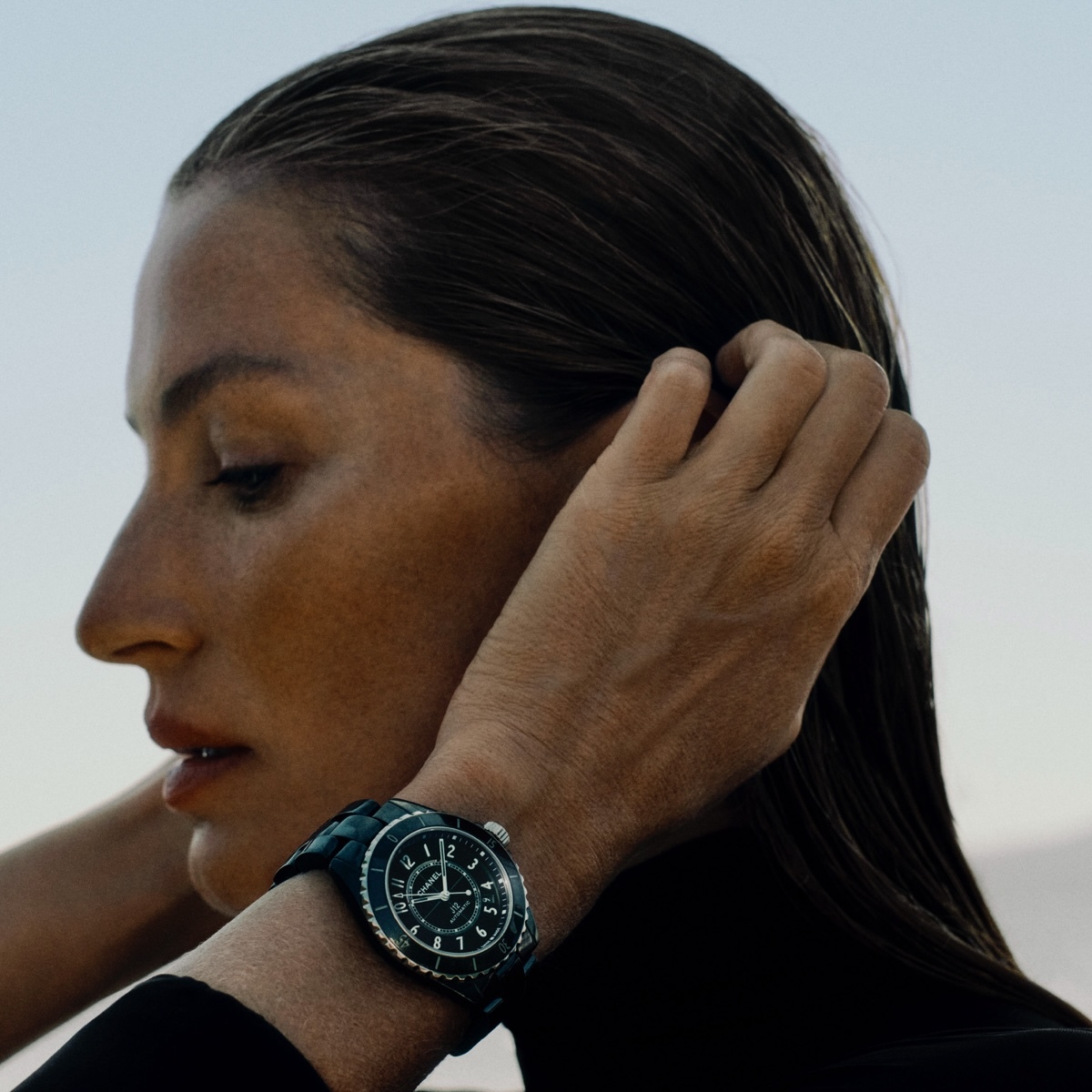 シャネル」がアイコンウオッチ“J12”の新キャンペーンを発表（WWDJAPAN