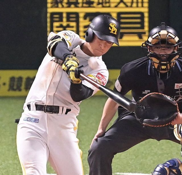 ソフトバンク栗原陵矢がヒヤリ 一塁守備中、折れたバットが飛んでくる