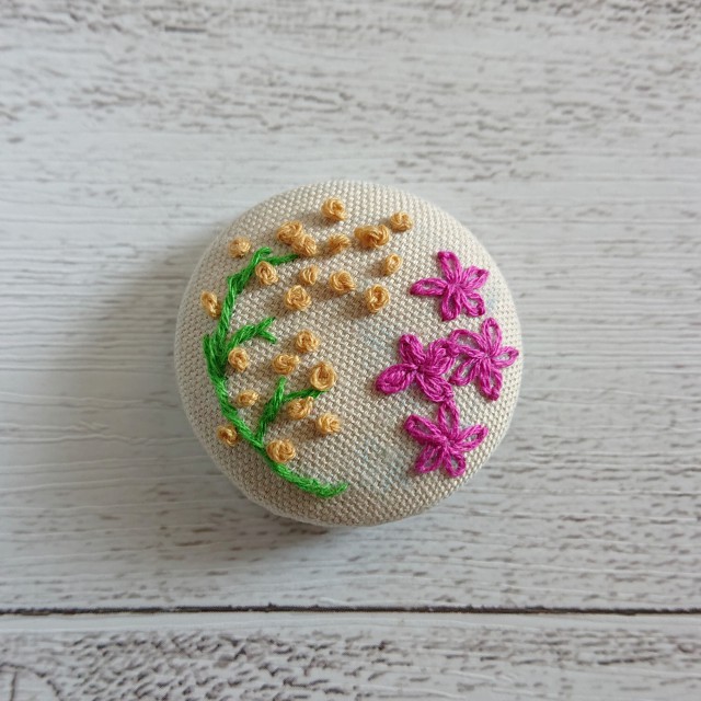くるみボタンキットで刺繍ブローチに挑戦 | のんびりにっこりハンドメイド