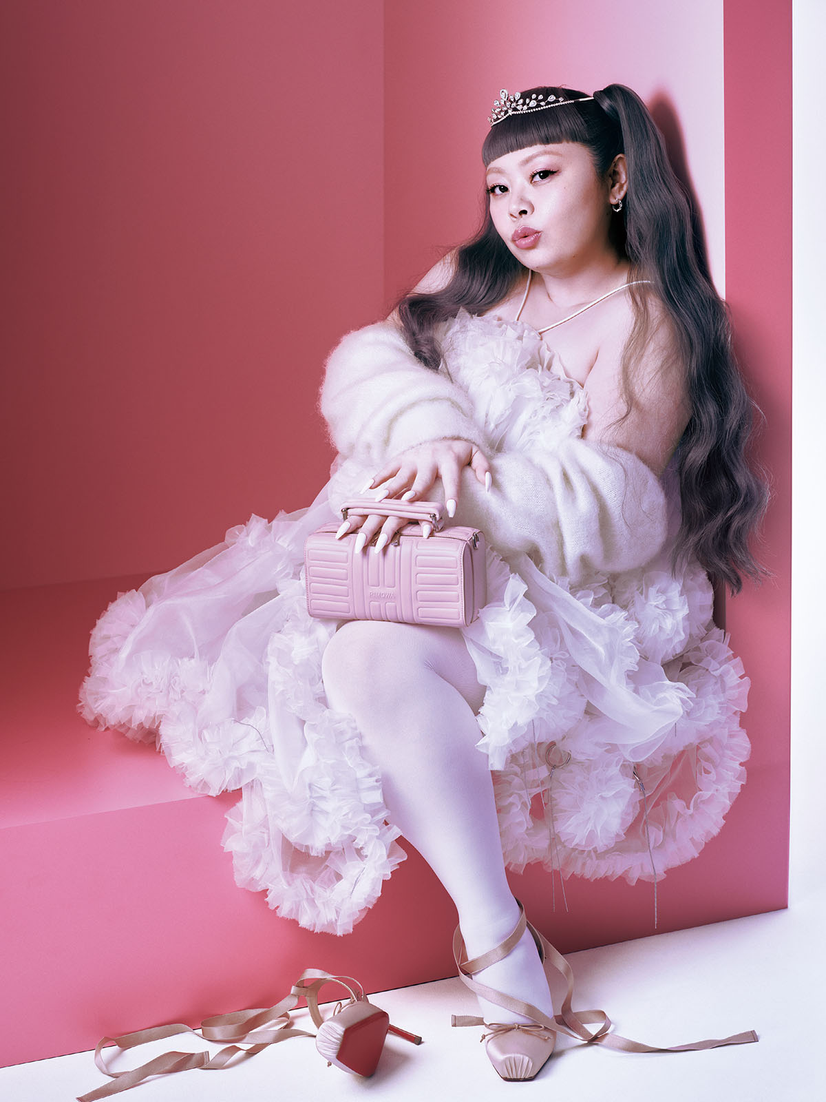 渡辺直美とリモワ。ピンクで描く新たな瞬間【グルーヴ コレクション