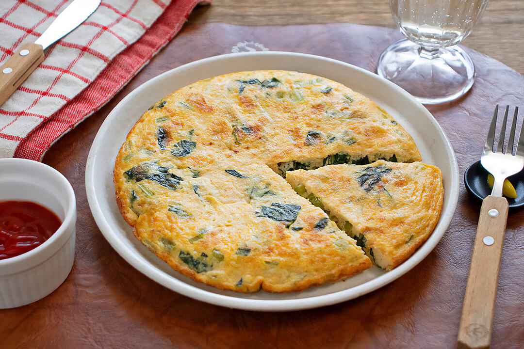 混ぜて焼くだけ！ふわふわ太らない「豆腐と小松菜のオープンオムレツ