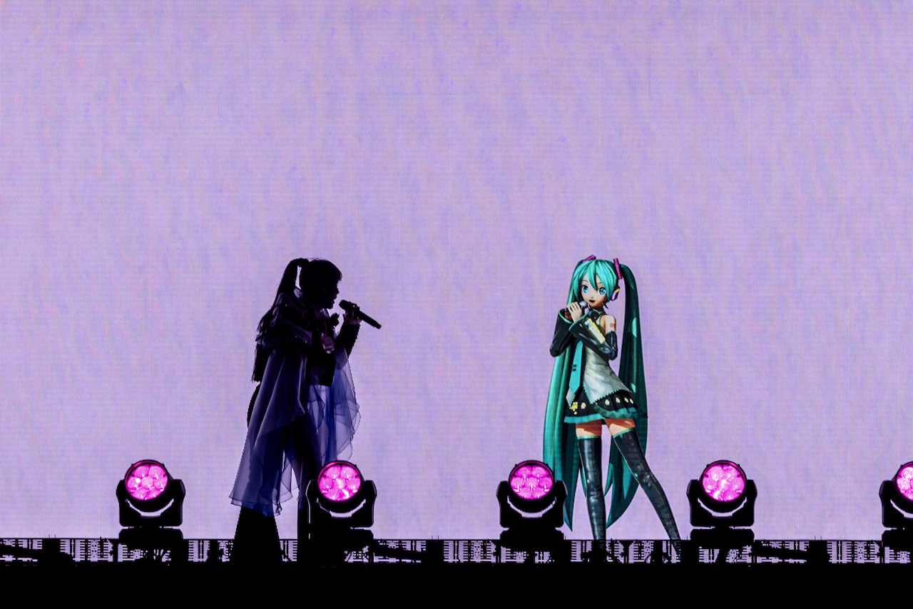 左からAdo、初音ミク。新曲「桜日和とタイムマシン」をパフォーマンス