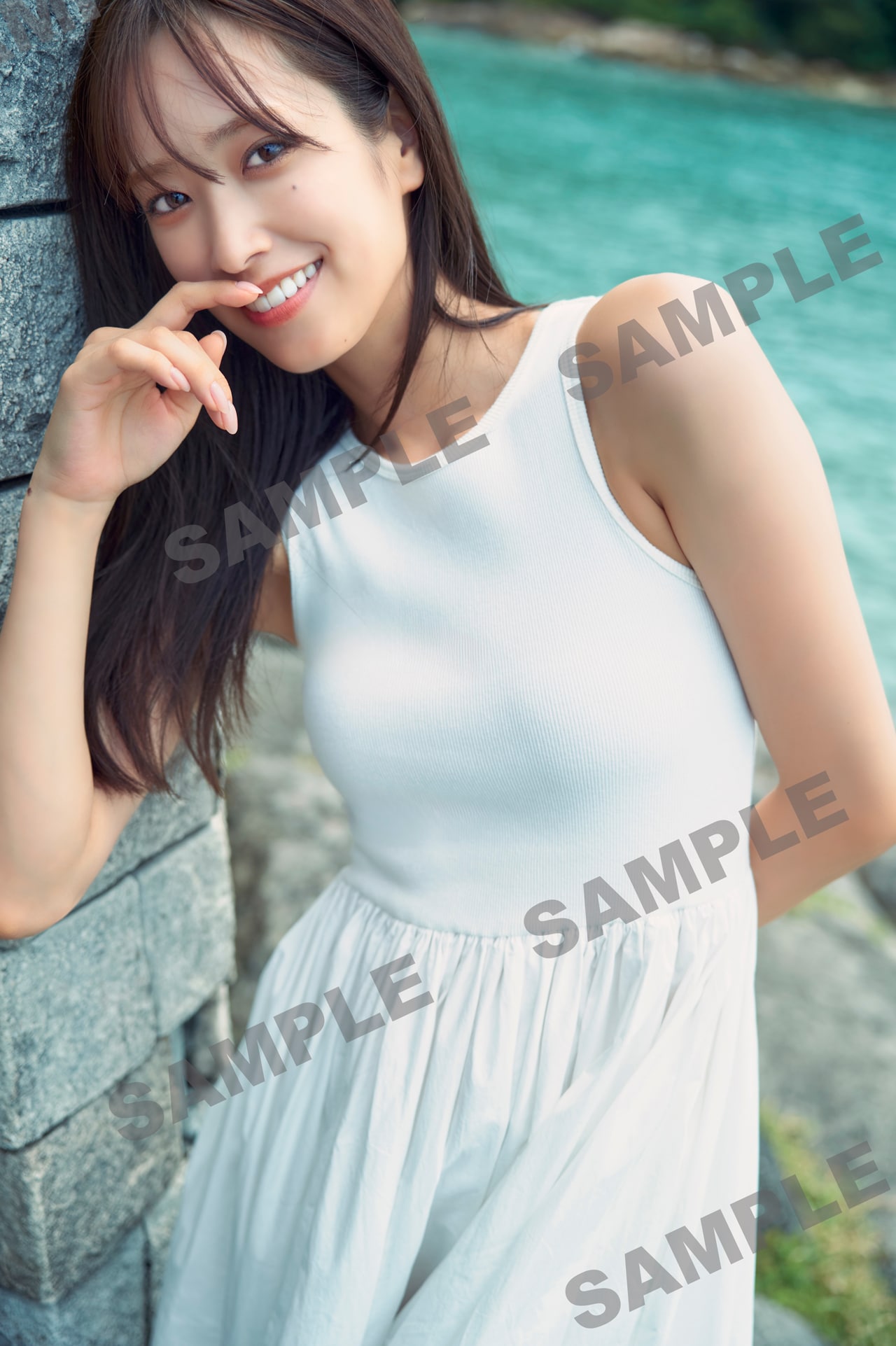 佐々木久美（日向坂46）1st写真集の特典ポスター。（撮影：藤原宏