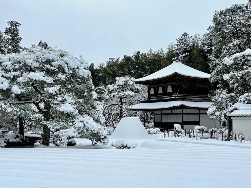雪の銀閣寺（慈照寺）庭園 ― 世界遺産・庭の国宝…京都市左京区の庭園