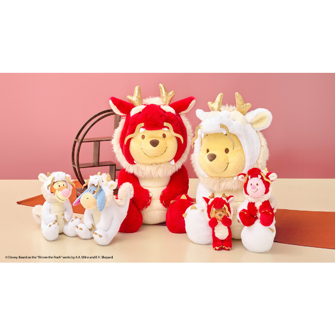 2024年の干支、辰のコスチュームを着たプーさんのぬいぐるみシリーズを