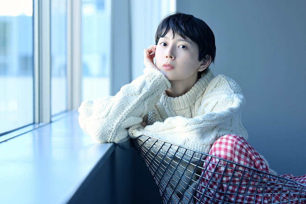世の中からはみ出すことは、自分らしさ」。菊池亜希子さんが服から