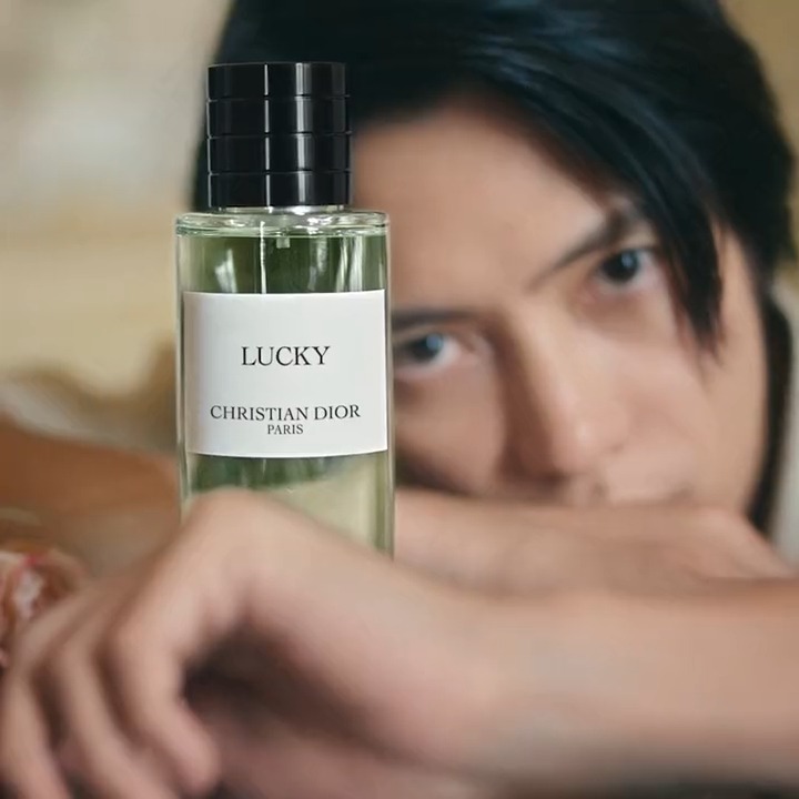 山下智久が纏う「メゾン クリスチャン ディオール ラッキー」 ホワイト