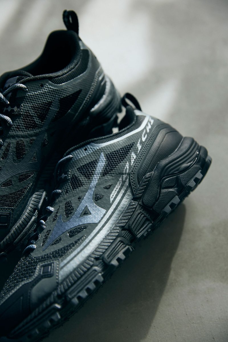 ◤￣￣￣￣￣￣￣￣￣￣￣￣￣ スニーカー NEW MODEL 登場✨ WAVE