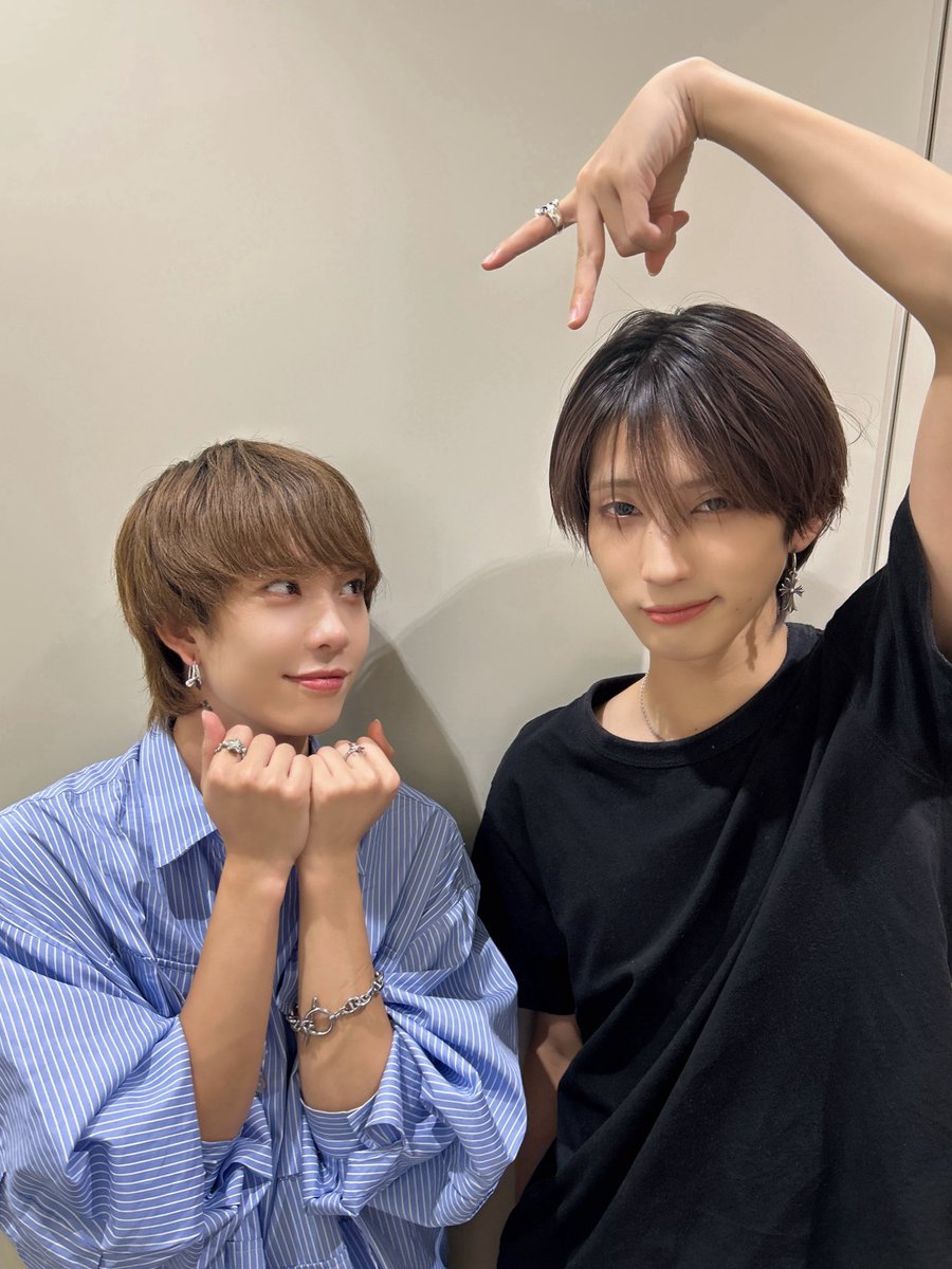 今回の日替わりポーズは さくらんぼポーズだよ🍒 ちなみにカメラ目線で