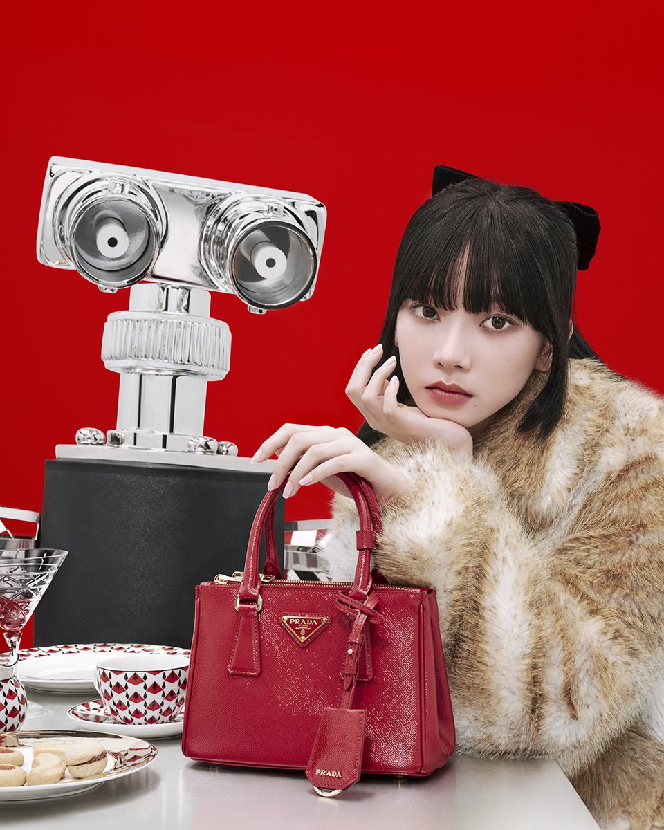 PradaGalleria を手にした #プラダ アンバサダーのカリナが、「プラダ