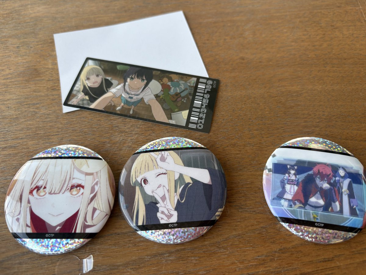 いろいろ枯れてたので、缶バッジとペンライトアクスタを購入 (高い