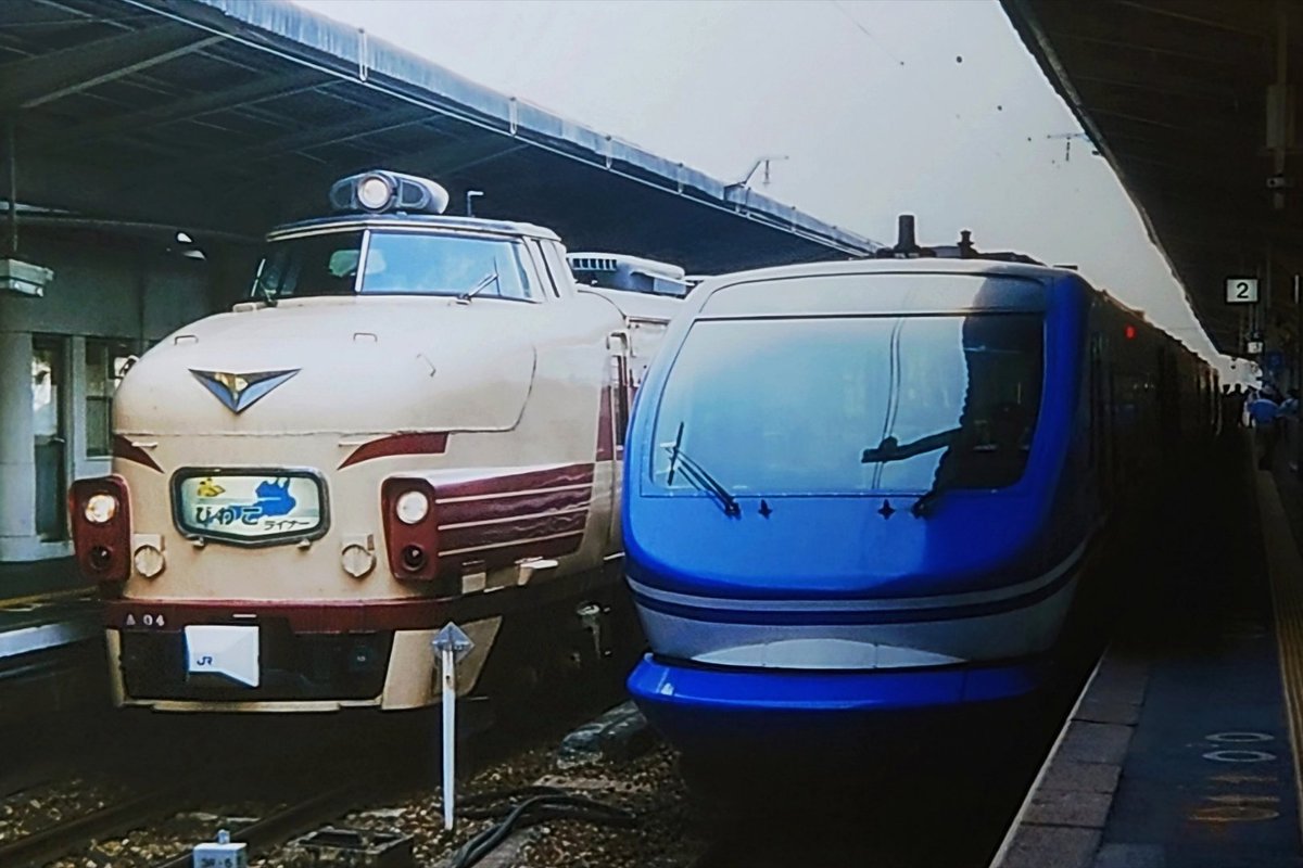 大阪駅で並んだ485系びわこライナーとHOT7000系スーパーはくと。 2001