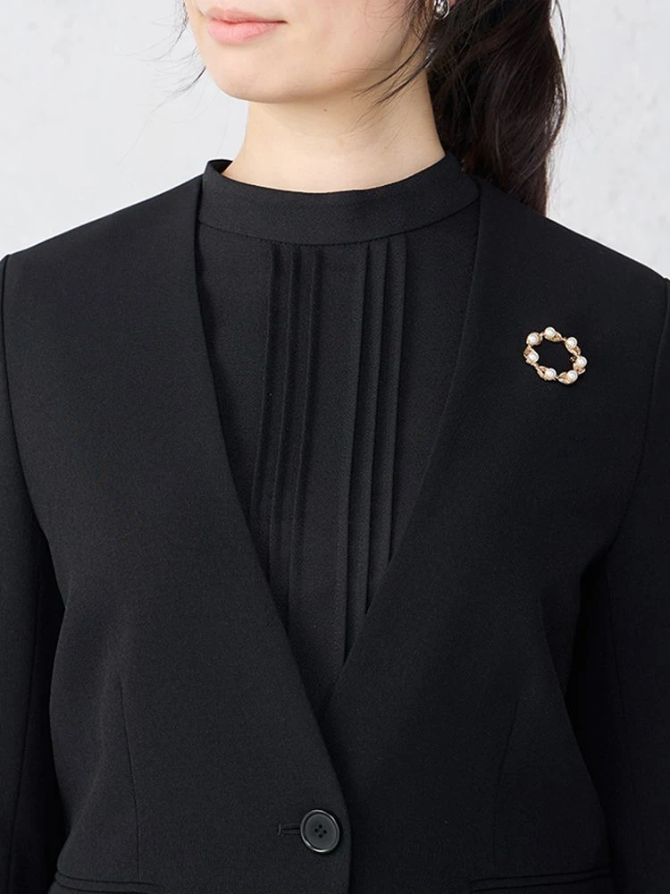 ベージュ 杢調プレーンスーツ ブローチ付き ノーカラージャケット