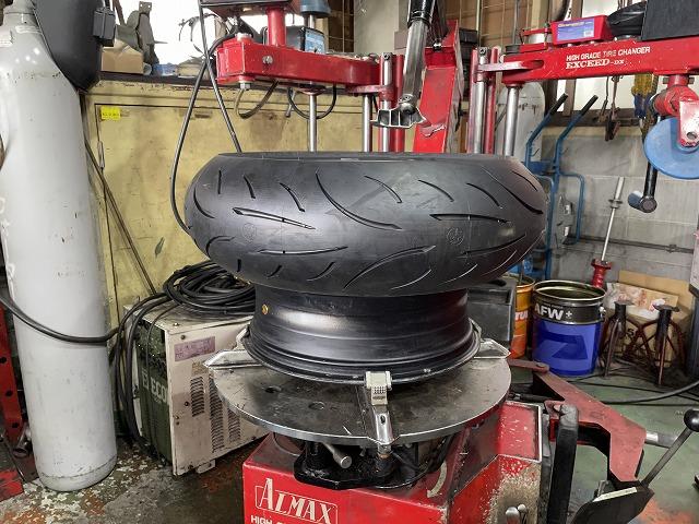 滋賀 カワサキ「ZX-12R」の持ち込みタイヤ交換｜グーネットピット