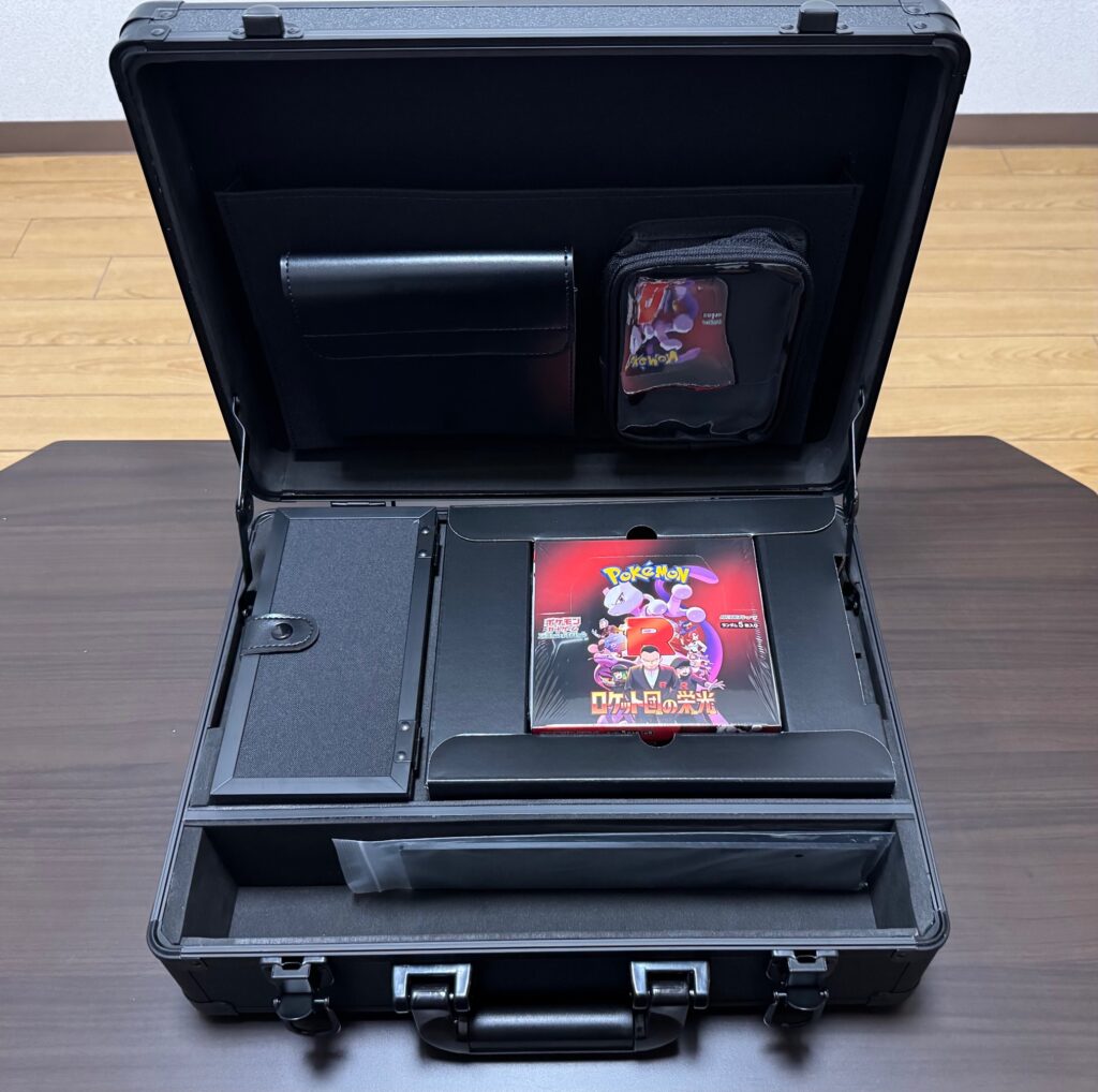 商品紹介】ロケット団のアタッシュケースではしゃぐ26歳男性 - ぽわブログ